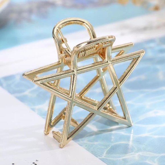 🎉 New 3D Geometric Gold Star Hair Clip - Picture 2 of 5